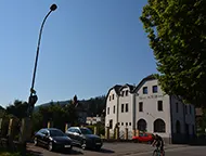 Parkoviště pro auta i autobusy u hotelu ADLER