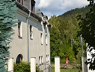 Zadní strana hotelu ADLER s hřištěm