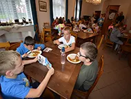 Děti při obědě v hotelu ADLER