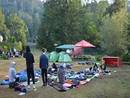 Spaní ve stanech během letního tábora u hotelu ADLER
