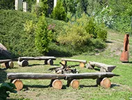 Ohniště s posezením v areálu hotelu ADLER