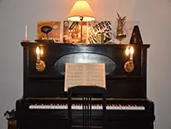 Piano v restauraci hotelu ADLER