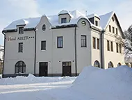 Hotel ADLER v zimě – zasněžená fasáda za slunečného dne