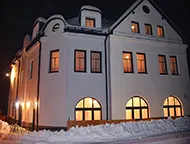 Večerní pohled na osvětlený hotel ADLER v zimě