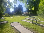 Náš minigolf u hotelové zahrady