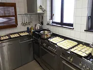 Příprava domácích vdolků v kuchyni hotelu ADLER