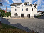 Přední strana hotelu ADLER v letním období