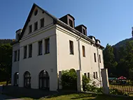 Zadní strana hotelu ADLER se zahradou a hřištěm