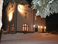 Hotel ADLER zasněžený v zimní sezóně