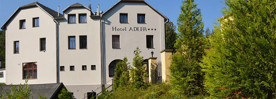 Hotel ADLER – letní pohled na budovu s nápisem tří hvězdy