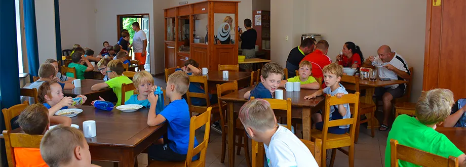 Děti při společném obědě v restauraci hotelu ADLER
